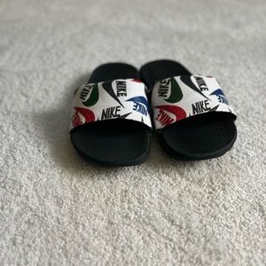BOYS' NIKE KAWA PRINT SPORT SLIDES